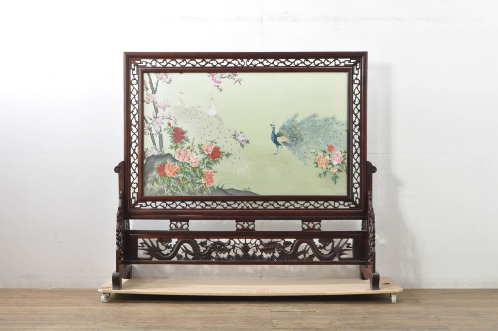 アジアンビンテージ　中国古玩　特大!!　高級品　花梨(カリン)材　緻密な双龍の透かし彫刻入り　両面ガラス　木蓮(モクレン)　牡丹に孔雀図　鮮やかな刺繍絵をあしらった衝立て(衝い立て、パーテーション、つい立て、間仕切り、ディスプレイ、ヴィンテージ)(R-079930)