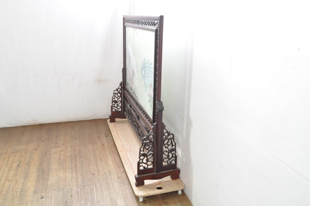 アジアンビンテージ　中国古玩　特大!!　高級品　花梨(カリン)材　緻密な双龍の透かし彫刻入り　両面ガラス　木蓮(モクレン)　牡丹に孔雀図　鮮やかな刺繍絵をあしらった衝立て(衝い立て、パーテーション、つい立て、間仕切り、ディスプレイ、ヴィンテージ)(R-079930)