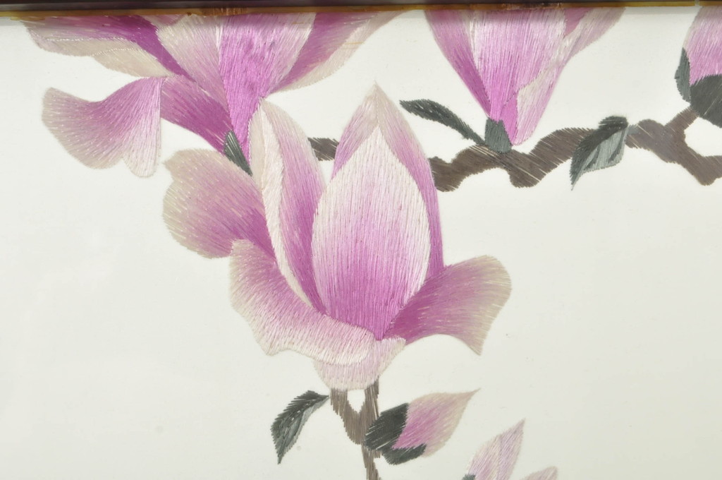 アジアンビンテージ　中国古玩　特大!!　高級品　花梨(カリン)材　緻密な双龍の透かし彫刻入り　両面ガラス　木蓮(モクレン)　牡丹に孔雀図　鮮やかな刺繍絵をあしらった衝立て(衝い立て、パーテーション、つい立て、間仕切り、ディスプレイ、ヴィンテージ)(R-079930)