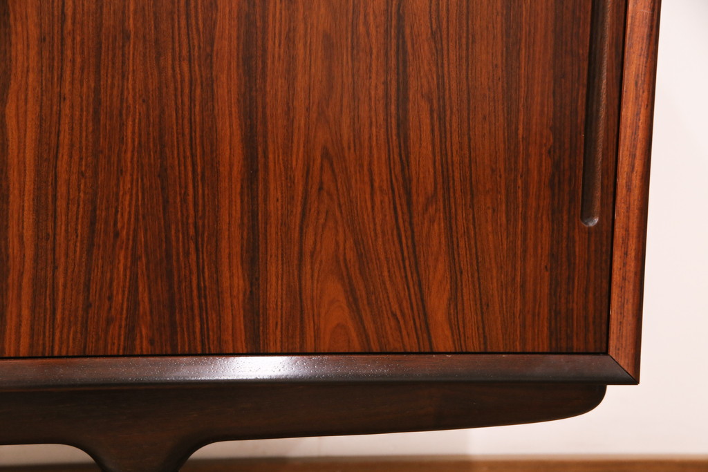 北欧ヴィンテージ　美品　ローズウッド材の美しさが際立つ、洗練された佇まいのサイドボード(リビングボード、収納棚、キャビネット、ビンテージ)(R-074642)