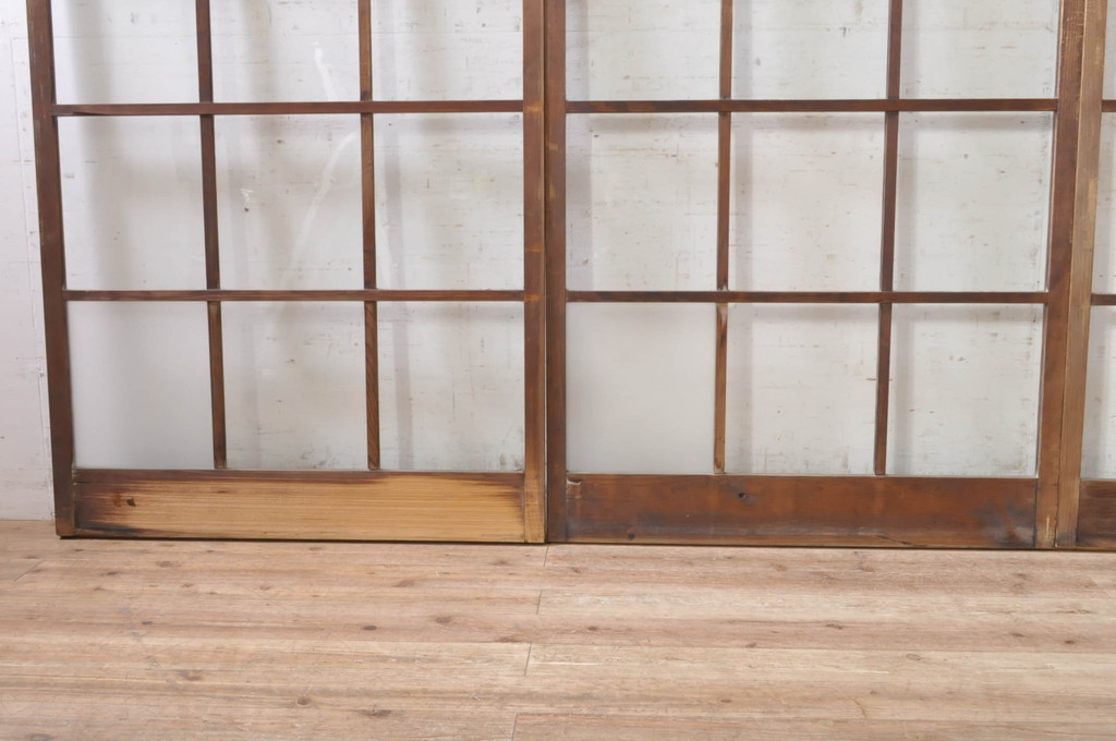 アンティーク建具　古い木味が魅力的なマス目(升目)のガラス戸3枚セット(格子戸、引き戸)(R-072931)