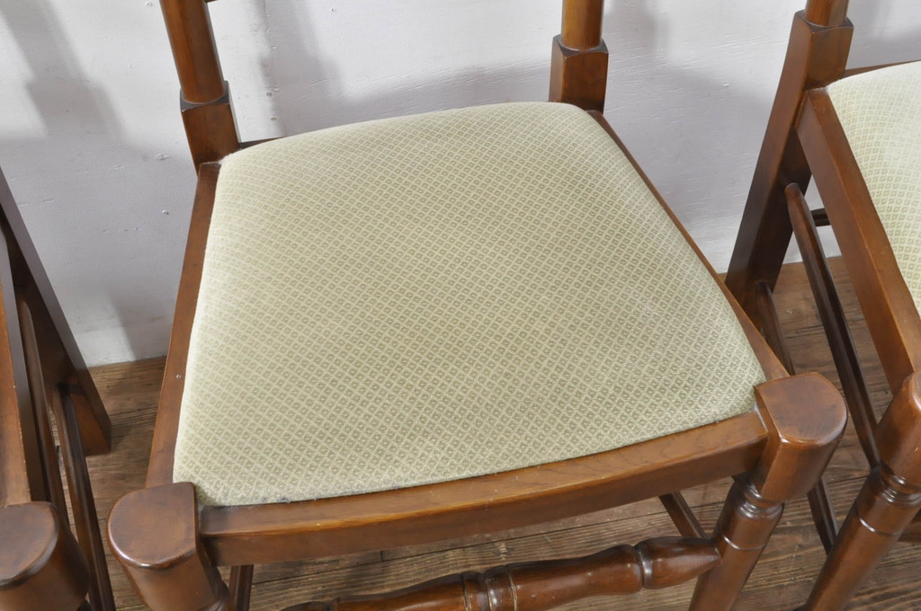 中古　美品　百貨店取り扱い　国産職人手作品　オーク材　クラシカルな雰囲気が魅力のチェア4脚セット(ダイニングチェア、アームレスチェア、椅子、イス)(定価1脚約5万円)(R-080176)