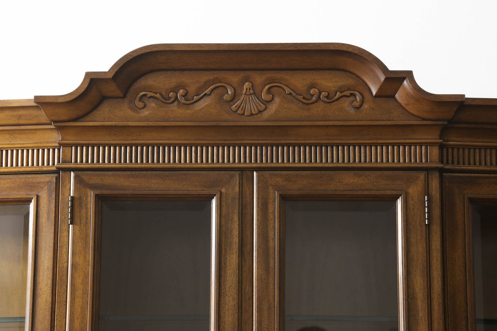 中古　美品　DREXEL HERITAGE(ドレクセルヘリテイジ)　高級感溢れる佇まいが魅力的なチャイナキャビネット(定価約195万円)(飾り棚、収納棚、戸棚)(R-053016)