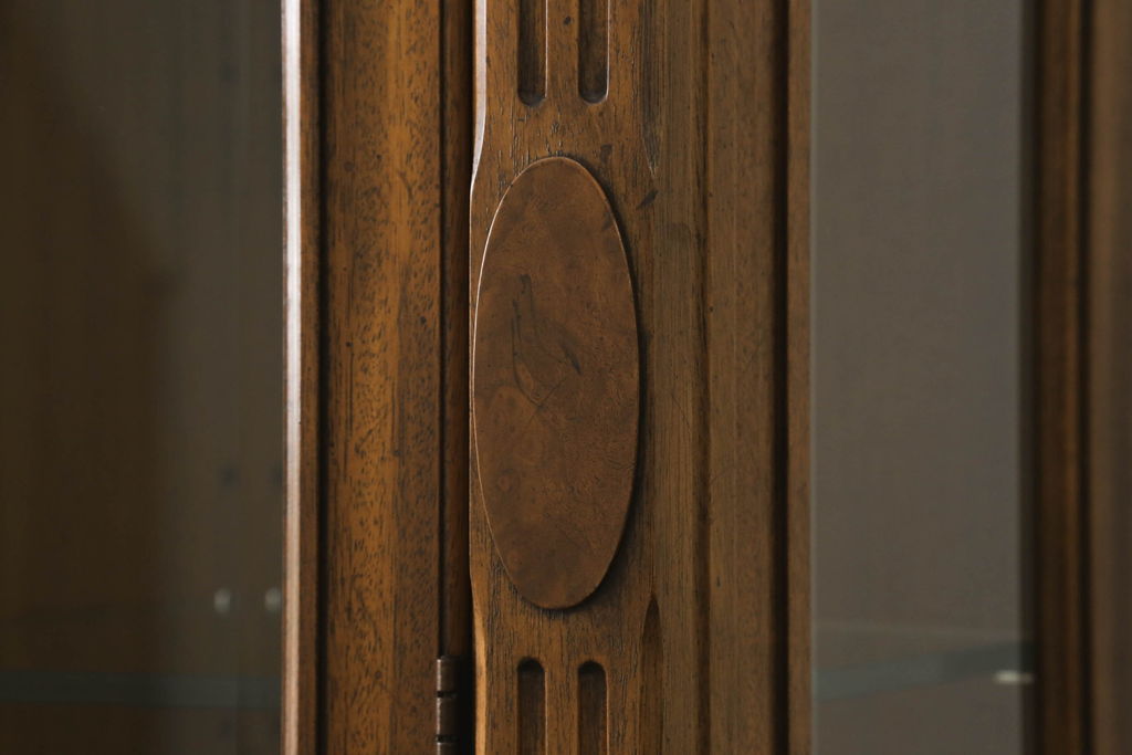 中古　美品　DREXEL HERITAGE(ドレクセルヘリテイジ)　高級感溢れる佇まいが魅力的なチャイナキャビネット(定価約195万円)(飾り棚、収納棚、戸棚)(R-053016)
