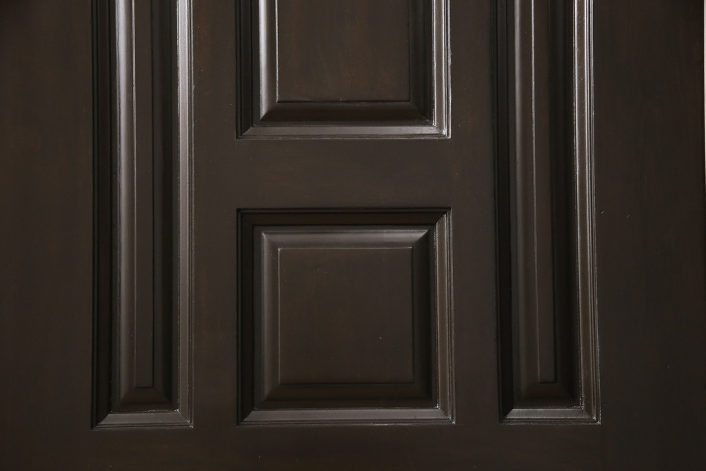 【セミオーダー家具実例】お客様持ち込みの玄関ドア・戸枠の塗装をリメイク。古い塗装を剥離し、同時に購入いただいた建具と同じ色味になるよう着色。外部用塗料で仕上げました。統一感のある美しいドアに生まれ変わりました。(玄関扉、木製扉)