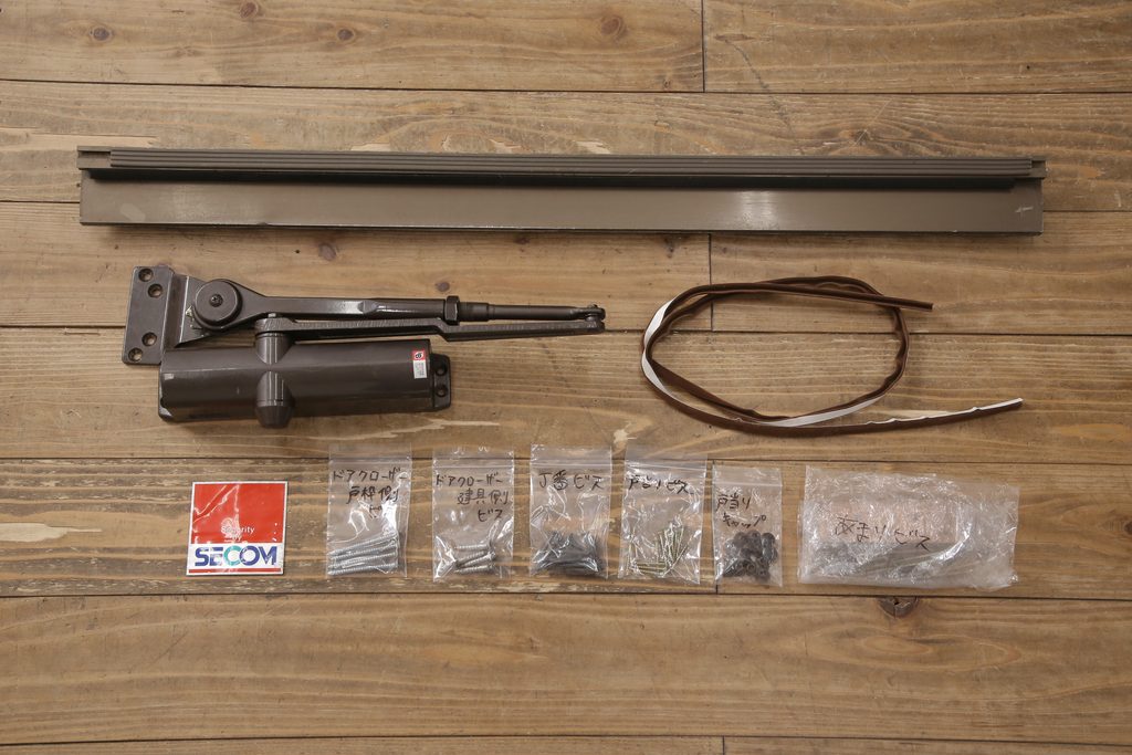 玄関ドア、戸枠を塗装してリメイク!高品質リペアを施し、それぞれ塗膜を剥離。外部用塗料にて仕上げ。