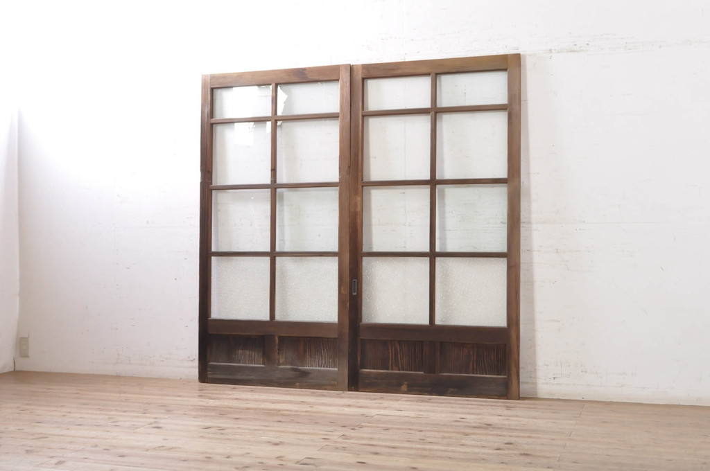 アンティーク建具　懐かしい雰囲気漂うしっかりとした枠のガラス戸2枚セット(引き戸)(R-072937)