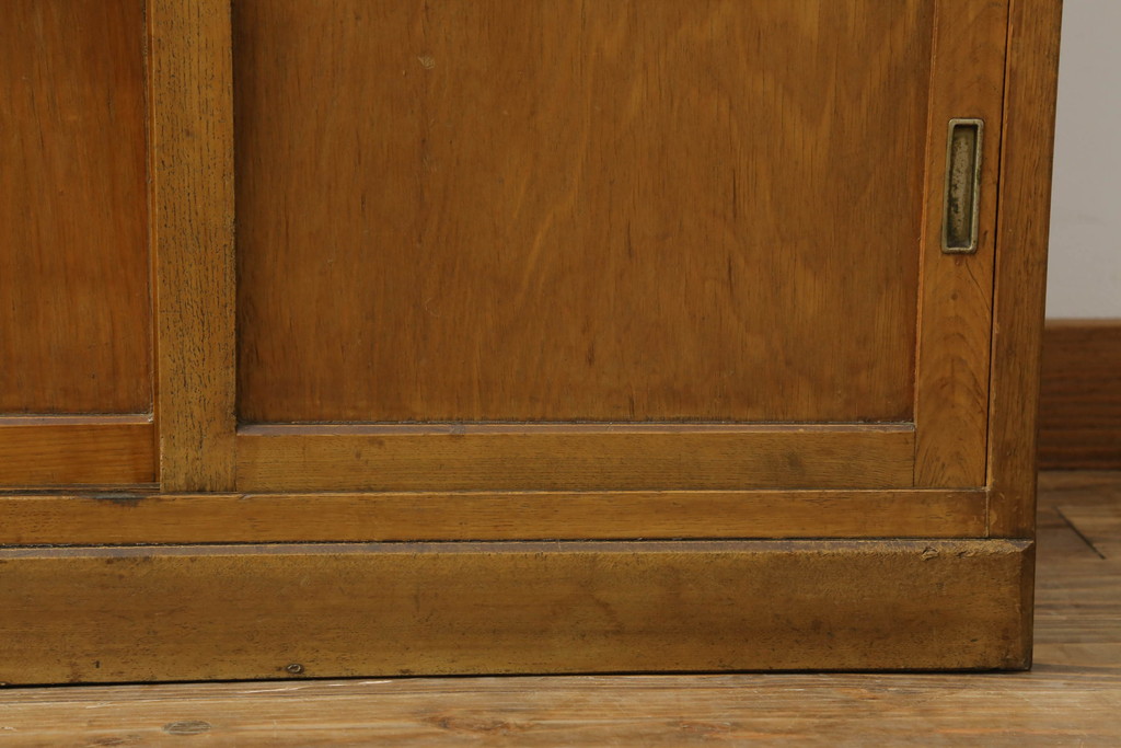 和製ビンテージ　昭和レトロ　可愛いデザインが魅力の小振りな食器棚(収納棚、戸棚、キャビネット、ヴィンテージ)(R-068953)
