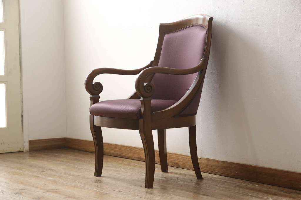 中古　イタリア高級家具　SELVA(セルバ)　シックな色合いとクラシカルなデザインが目を引くアームチェア(定価約27万円)(ダイニングチェア、椅子、イス)(R-053555)