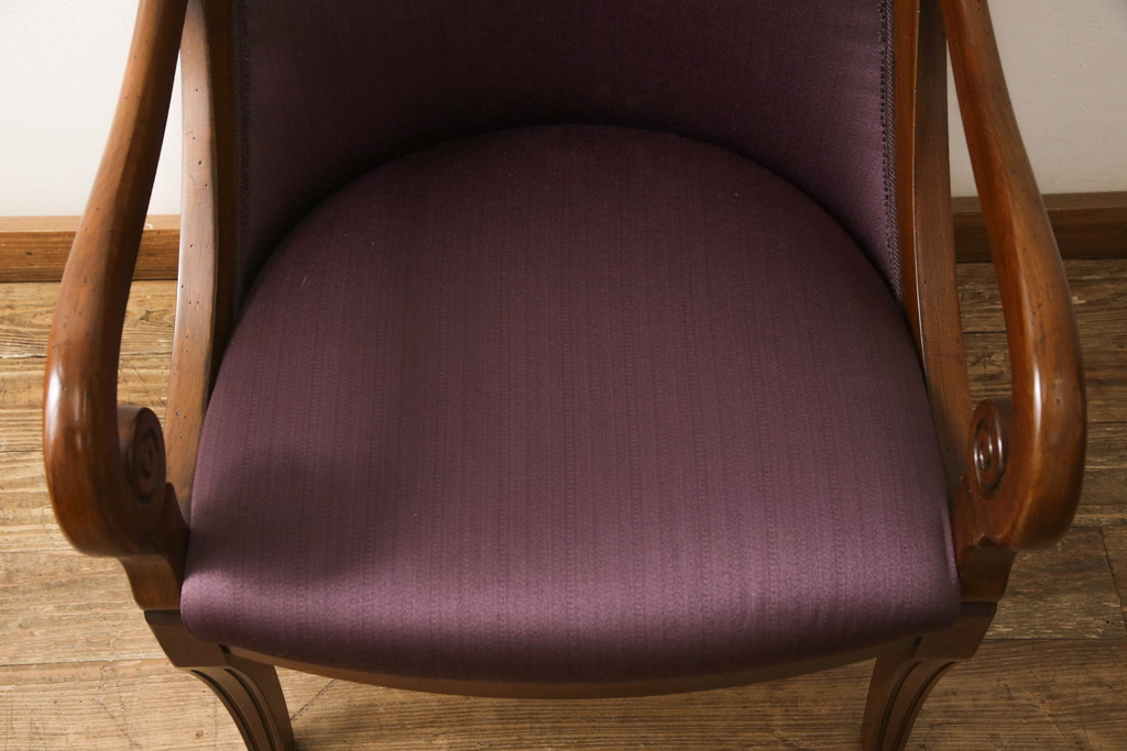 中古　イタリア高級家具　SELVA(セルバ)　シックな色合いとクラシカルなデザインが目を引くアームチェア(定価約27万円)(ダイニングチェア、椅子、イス)(R-053555)