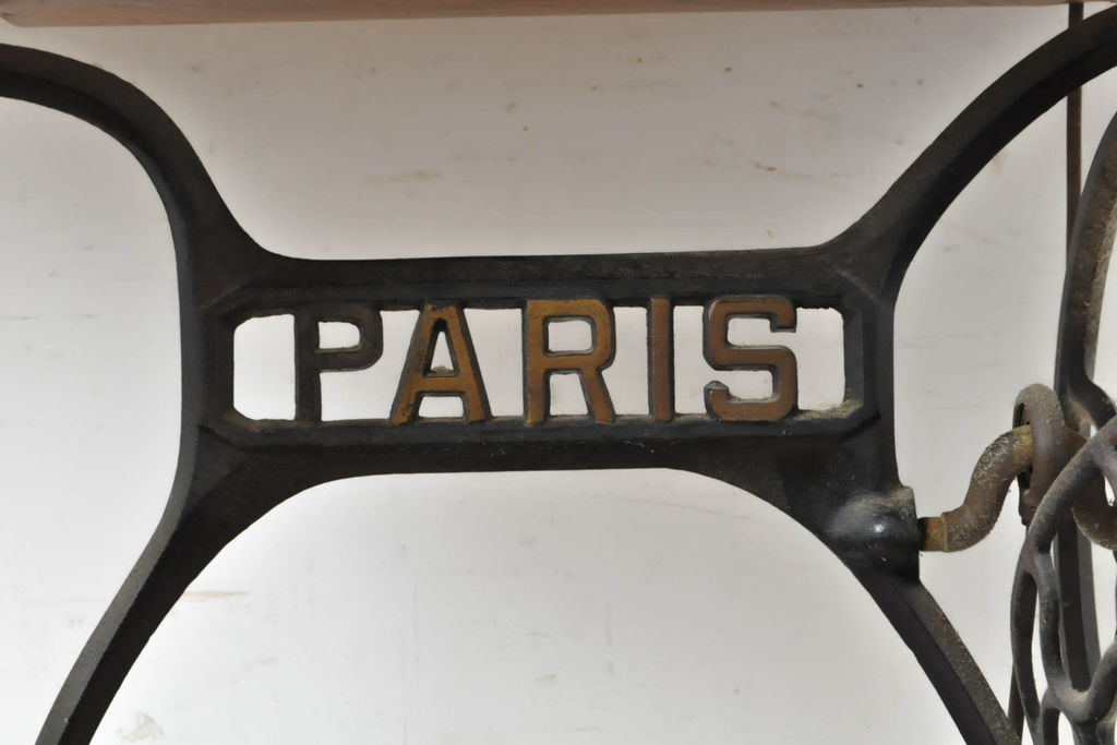 ジャンク品　和製アンティーク　PARIS(パリス)　お洒落なアンティークの空間を演出する足踏みミシン(ミシンテーブル、工業用ミシン、ミシン台、サイドテーブル、ディスプレイ)(R-063160)
