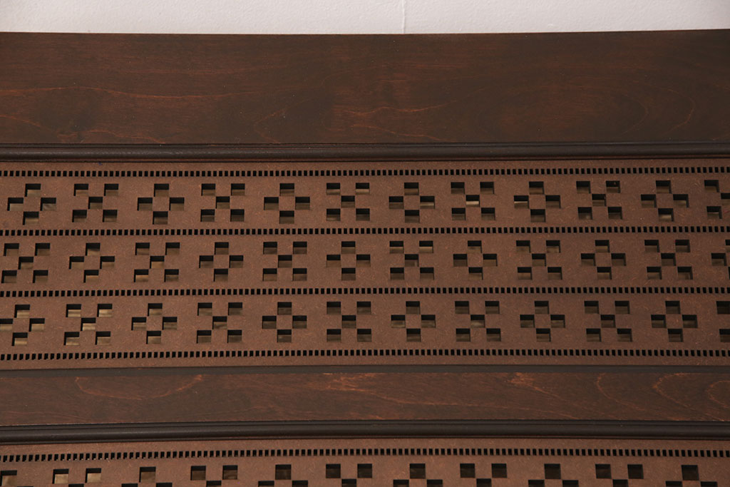 【オーダー家具実例】当店で過去に製作したオーダー家具をもとに、ご希望のサイズでローテーブルを新規製作。ミンサー柄の透かし彫りを入れたユニークな天板に、ガラス天板を取り付けました。(センターテーブル、リビングテーブル)