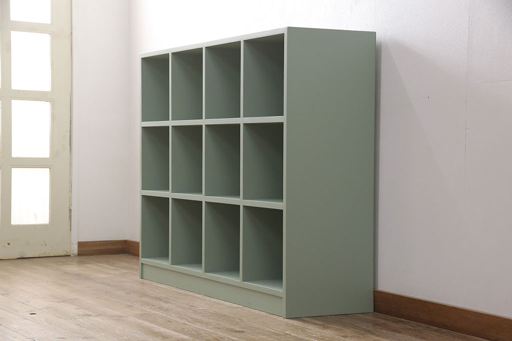 【オーダー家具実例】マス目棚を新規製作!ラフジュ工房オリジナル商品のデザインを参考に、ご希望のサイズで製作しました。くすんだグリーンペイントでレトロでかわいらしい棚に仕上がりました。(オープンラック、飾り棚、収納棚)