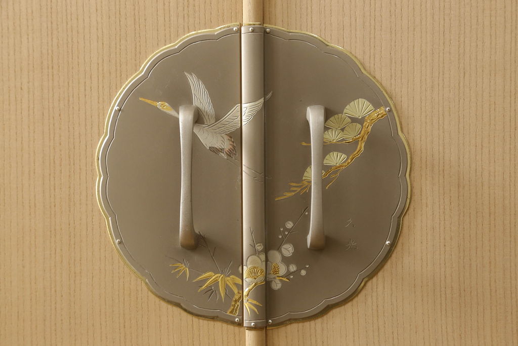 中古　鶴・松・梅をモチーフにした金具が雅やかな総桐箪笥(並厚、桐たんす、和タンス、着物箪笥、衣装箪笥、引き出し、チェスト)(R-055038)
