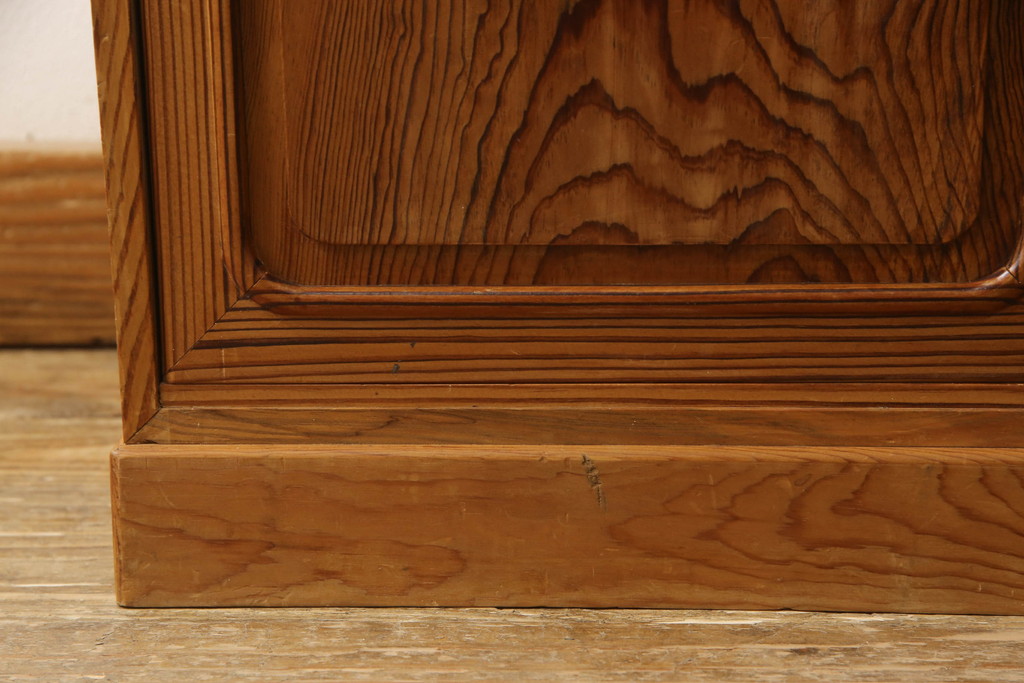 ビンテージ家具　未使用展示品　肥松(老松、アブラマツ)　珍しい材でつくられた小振りな戸棚(収納棚、茶棚、茶箪笥、ヴィンテージ)(R-053566)