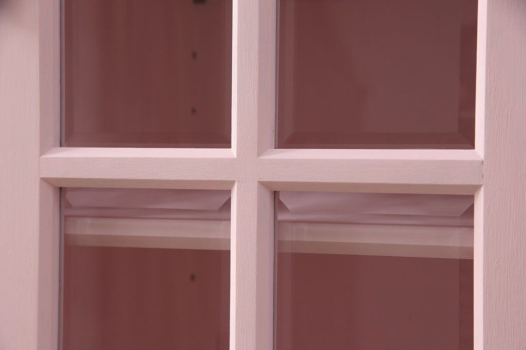 【セミオーダー家具実例】北海道民芸家具のキャビネットを高品質リペアし、全体をピンクにペイント!キュートで印象的なキャビネットにリメイクしました。(収納棚、戸棚、陳列棚)