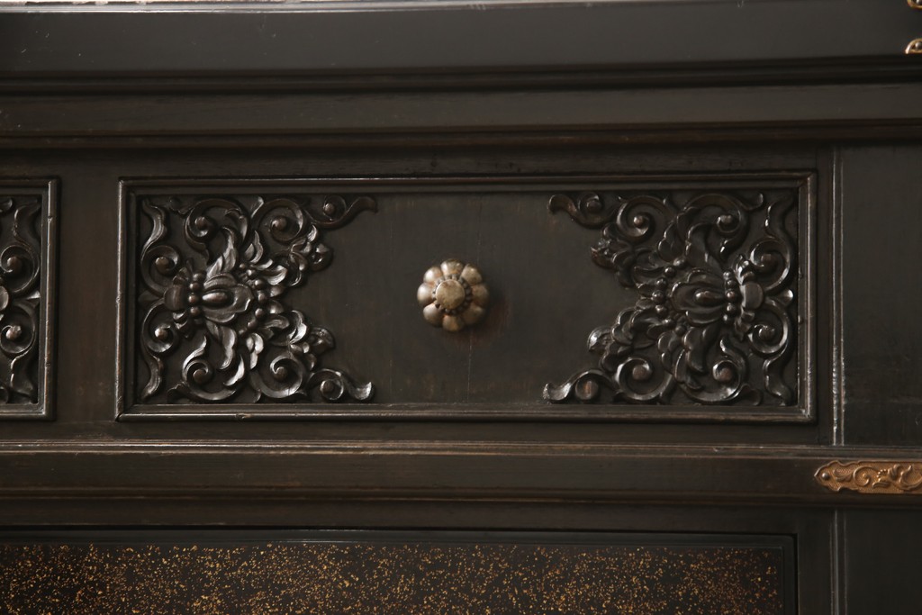 激レア!　和製アンティーク　三つ葉葵紋入り　細やかな彫刻が美しい梨地の飾り棚(茶棚、戸棚、収納棚、サイドボード)(R-056025)