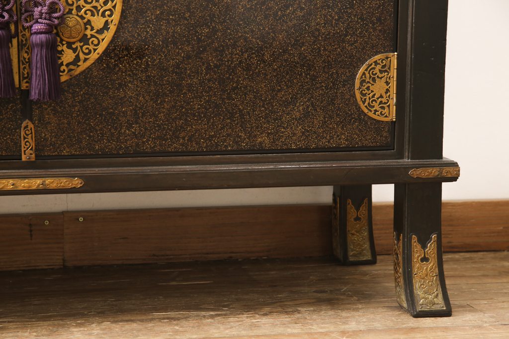 激レア!　和製アンティーク　三つ葉葵紋入り　細やかな彫刻が美しい梨地の飾り棚(茶棚、戸棚、収納棚、サイドボード)(R-056025)