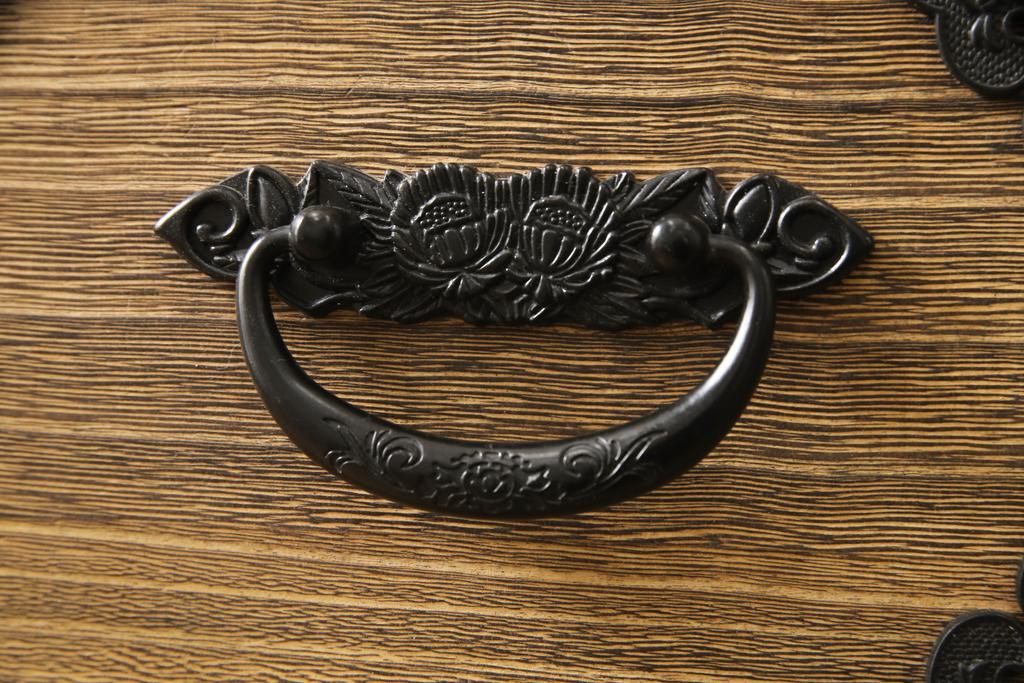 中古　美品　総桐材　桐材と金具のコントラストが目を引く階段箪笥(和タンス、収納箪笥、桐箪笥、桐たんす)(R-052212)