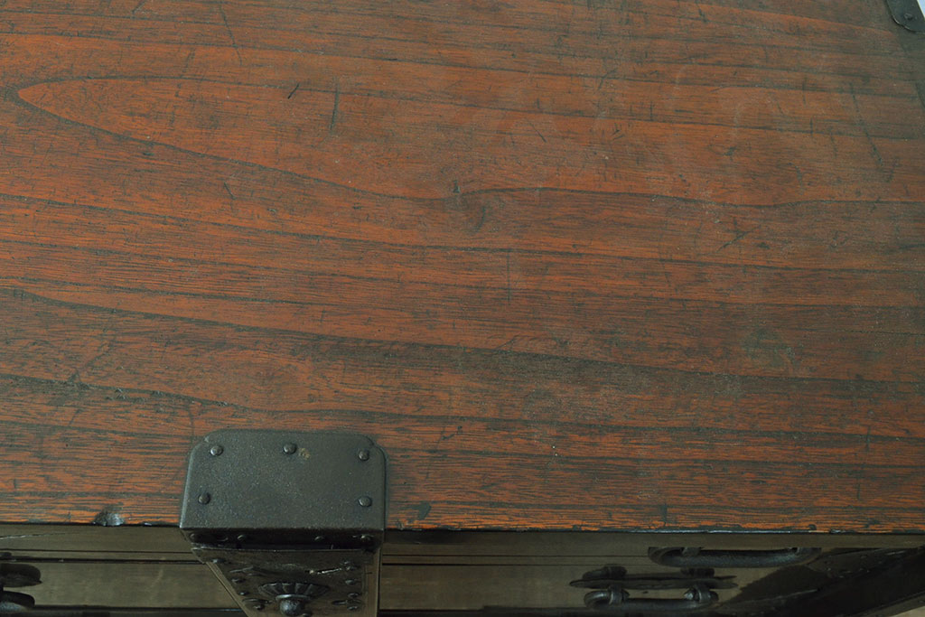 【セミオーダー家具実例】アンティーク庄内箪笥を高品質リペアし、木製脚を取り付け。フローリングの洋室にも似合う和モダンな佇まいに生まれ変わりました。(引き出し、チェスト、時代箪笥)