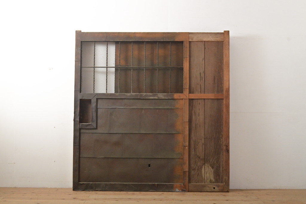 アンティーク建具　明治期　希少　窓付き!珍しい作りの銅板付き格子蔵戸(引き戸、玄関戸)(R-056075)