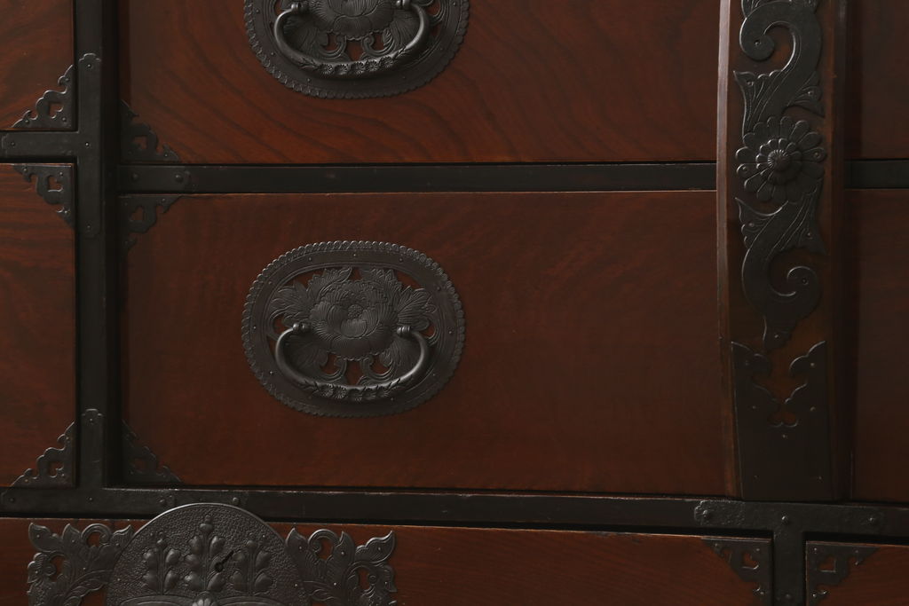和製アンティーク　明治大正期　前面ケヤキ材　激レア!珍しい金具の意匠が存在感を放つ特注品の一間仙台箪笥(時代箪笥、和タンス、引き出し)(R-050889)