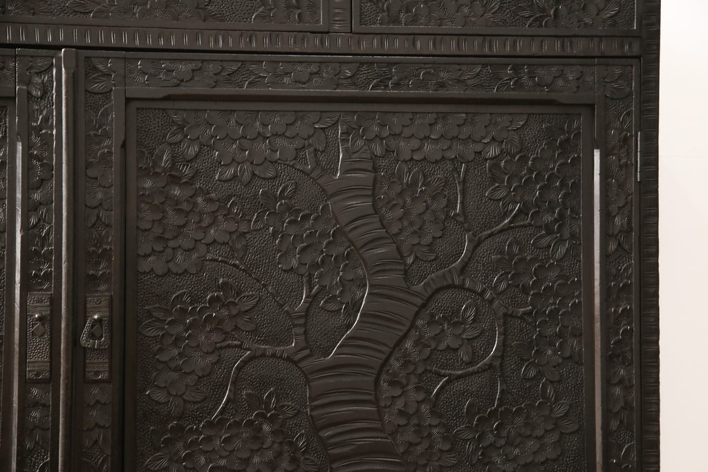 ビンテージ　軽井沢彫り　ダイナミックな桜の彫刻が目を引くサイドボード(収納棚、キャビネット、戸棚、ヴィンテージ)(R-056711)