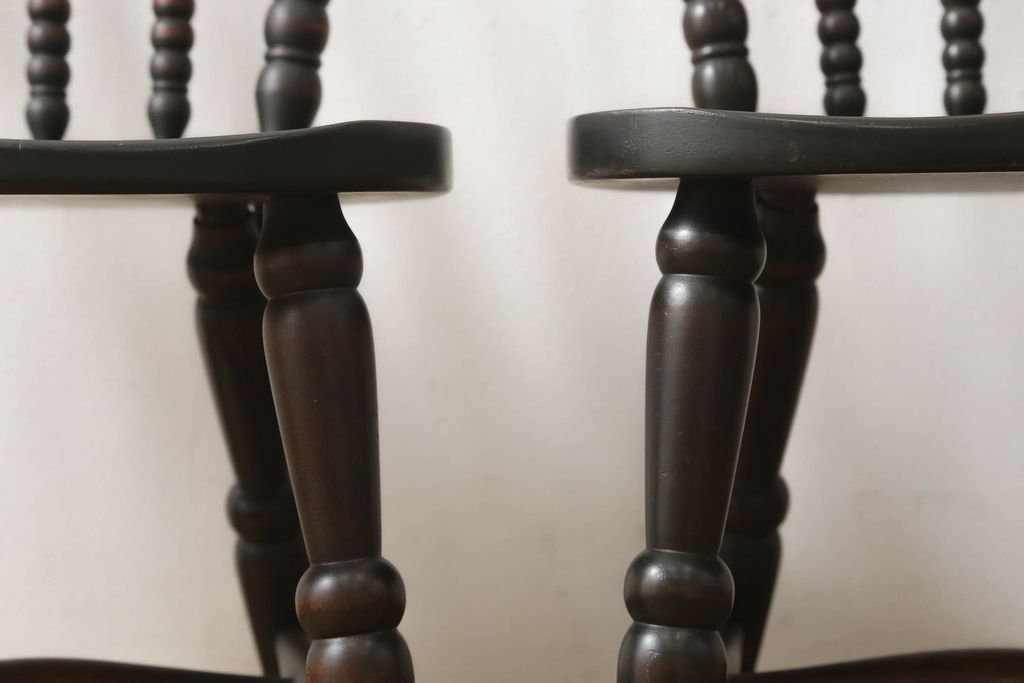 中古　北海道民芸家具　クラシカルな雰囲気を醸し出すダイニングチェア2脚セット(椅子、板座チェア)(R-057903)