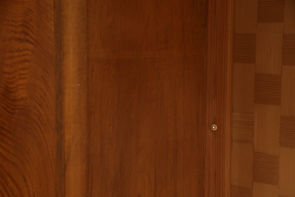 ビンテージ家具　未使用展示品　三方肥松(老松、アブラマツ)　珍しい材でつくられた小振りな戸棚(収納棚、茶棚、茶箪笥、ヴィンテージ)(R-053541)