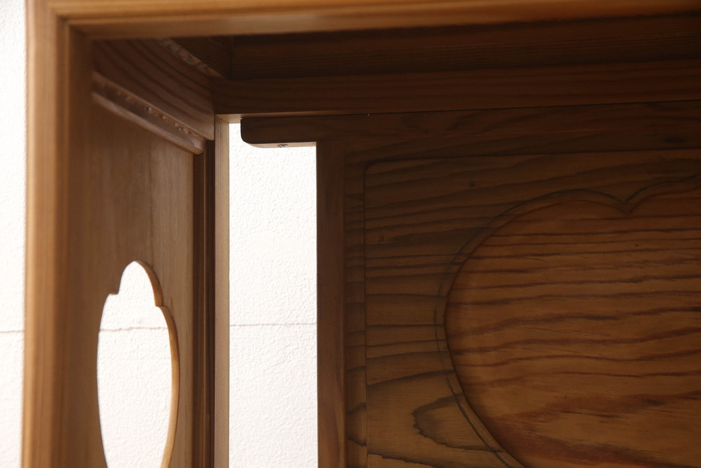 ビンテージ家具　未使用展示品　三方肥松(老松、アブラマツ)　珍しい材でつくられた小振りな戸棚(収納棚、茶棚、茶箪笥、ヴィンテージ)(R-053541)