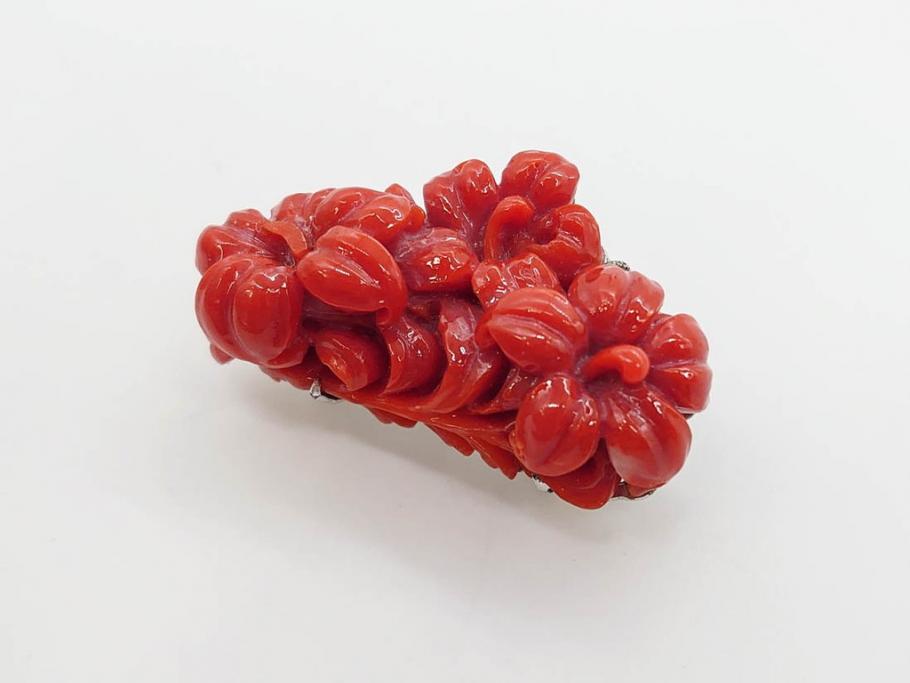 時代物　赤珊瑚　彫刻　色鮮やかな帯留(花、サンゴ、帯留め、着物道具、和装小物、アクセサリー、ブローチ)(R-080552)