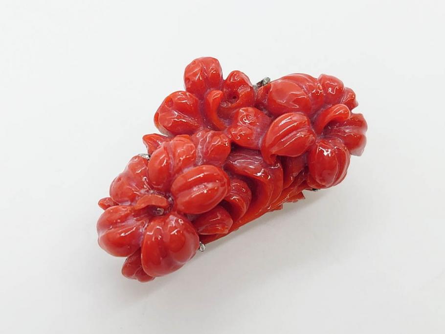 時代物　赤珊瑚　彫刻　色鮮やかな帯留(花、サンゴ、帯留め、着物道具、和装小物、アクセサリー、ブローチ)(R-080552)