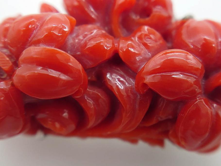 時代物　赤珊瑚　彫刻　色鮮やかな帯留(花、サンゴ、帯留め、着物道具、和装小物、アクセサリー、ブローチ)(R-080552)
