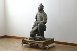 中国ビンテージ　特大!!  片膝たちの姿が堂々としている兵馬俑の象(焼物、オブジェ、跪射俑?、置物、ディスプレイ、店舗什器、ヴィンテージ)(R-075811)