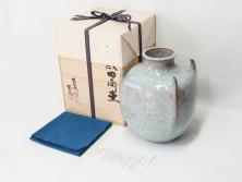 高麗陶房　宮岡英夫　高さ 約26cm　思わず見惚れる美しい佇まいの氷華紋四角壷(壺、花器、花入、花生、裏印、共布付き、共箱付き)(R-080412)