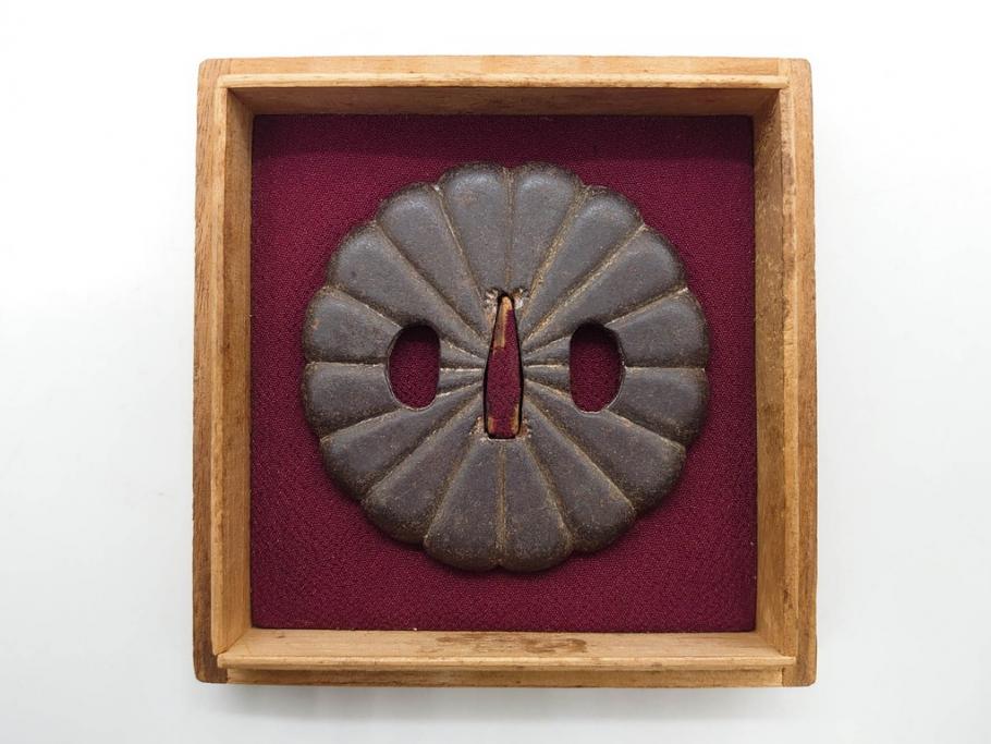時代武具　鉄地　菊花図　和の味わい深い鍔(花、彫刻、刀装具、ケース付き)(R-080413)