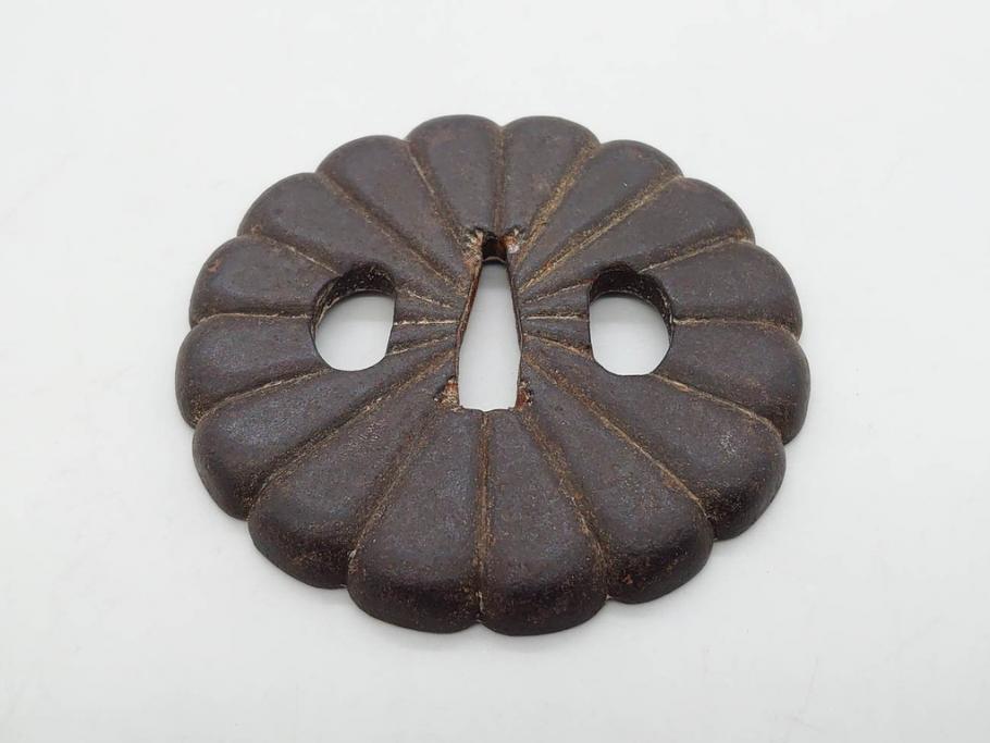 時代武具　鉄地　菊花図　和の味わい深い鍔(花、彫刻、刀装具、ケース付き)(R-080413)