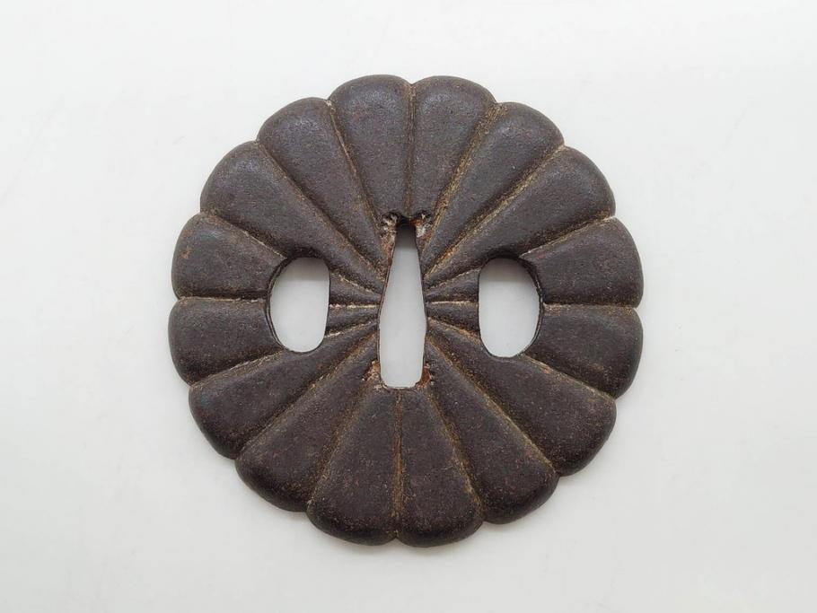 時代武具　鉄地　菊花図　和の味わい深い鍔(花、彫刻、刀装具、ケース付き)(R-080413)