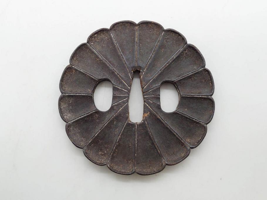 時代武具　鉄地　菊花図　和の味わい深い鍔(花、彫刻、刀装具、ケース付き)(R-080413)