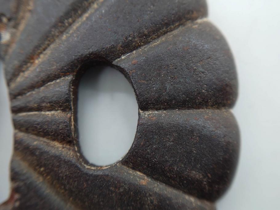 時代武具　鉄地　菊花図　和の味わい深い鍔(花、彫刻、刀装具、ケース付き)(R-080413)