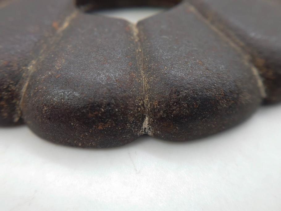 時代武具　鉄地　菊花図　和の味わい深い鍔(花、彫刻、刀装具、ケース付き)(R-080413)