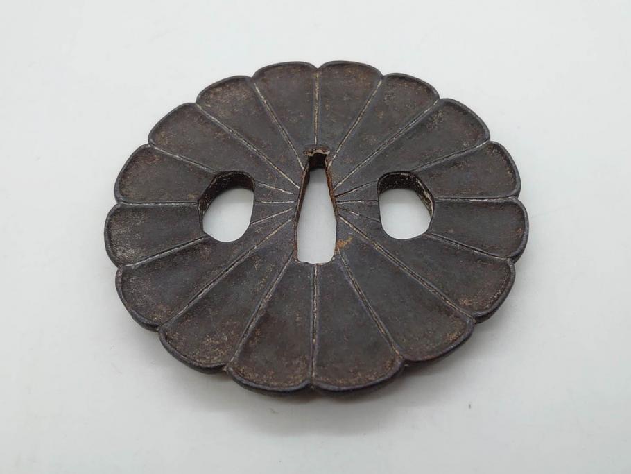 時代武具　鉄地　菊花図　和の味わい深い鍔(花、彫刻、刀装具、ケース付き)(R-080413)