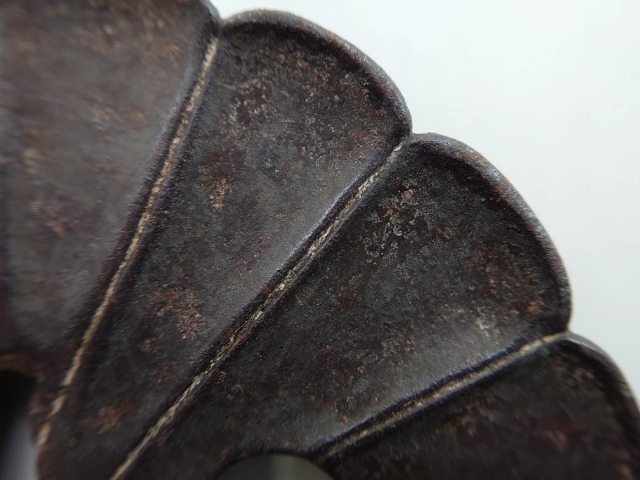 時代武具　鉄地　菊花図　和の味わい深い鍔(花、彫刻、刀装具、ケース付き)(R-080413)
