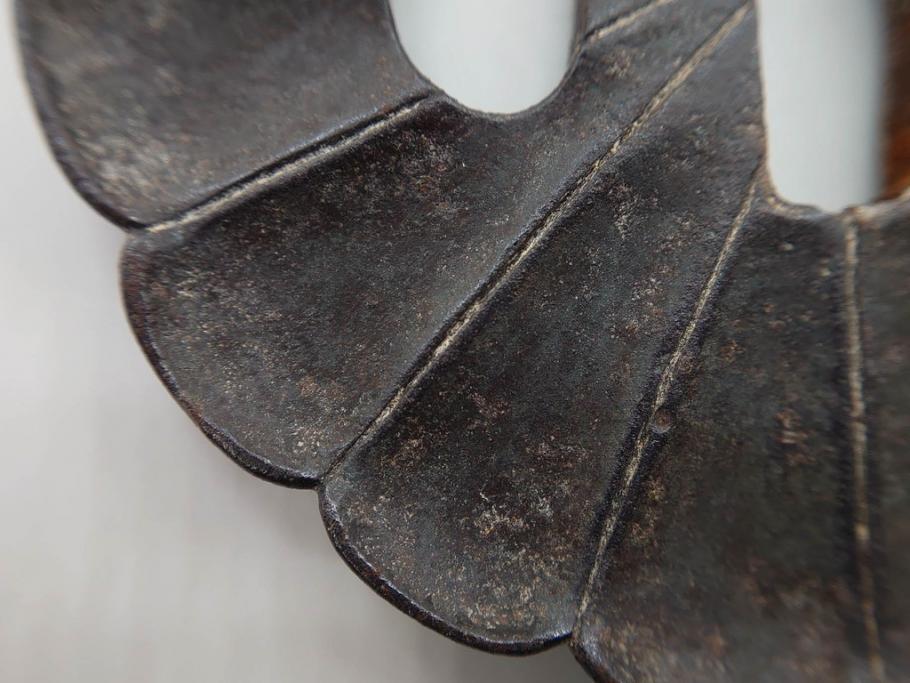時代武具　鉄地　菊花図　和の味わい深い鍔(花、彫刻、刀装具、ケース付き)(R-080413)