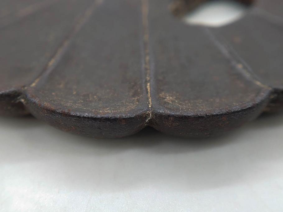 時代武具　鉄地　菊花図　和の味わい深い鍔(花、彫刻、刀装具、ケース付き)(R-080413)