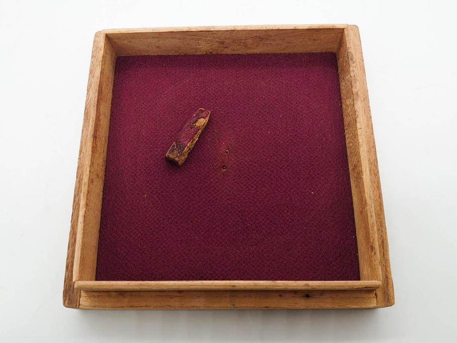 時代武具　鉄地　菊花図　和の味わい深い鍔(花、彫刻、刀装具、ケース付き)(R-080413)