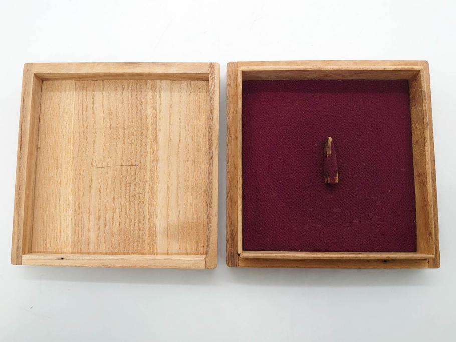 時代武具　鉄地　菊花図　和の味わい深い鍔(花、彫刻、刀装具、ケース付き)(R-080413)