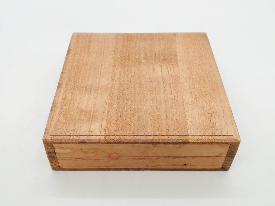 時代武具　鉄地　菊花図　和の味わい深い鍔(花、彫刻、刀装具、ケース付き)(R-080413)