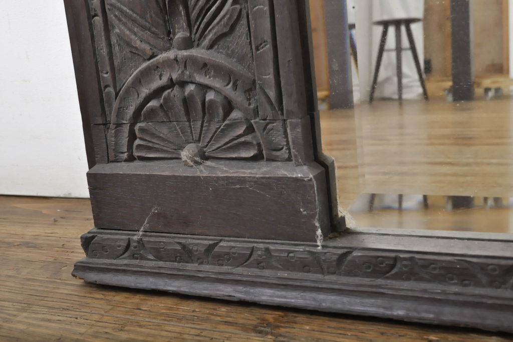 ヨーロッパアンティーク　オーク材　細やかなデザインの彫刻が魅力的なウォールミラー(壁掛け鏡)(R-060805)