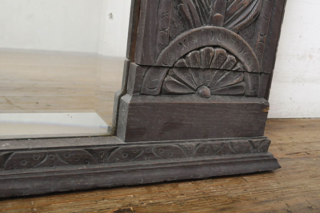 ヨーロッパアンティーク　オーク材　細やかなデザインの彫刻が魅力的なウォールミラー(壁掛け鏡)(R-060805)